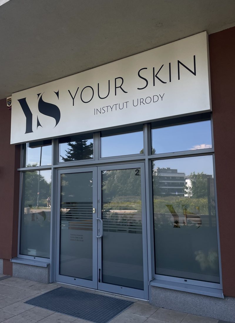 Wejście do instytutu YourSkin przy Skarbka z Gór 15U